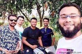মাগুরায় আম বাগানে ঘুরে বেড়াচ্ছেন সাকিব